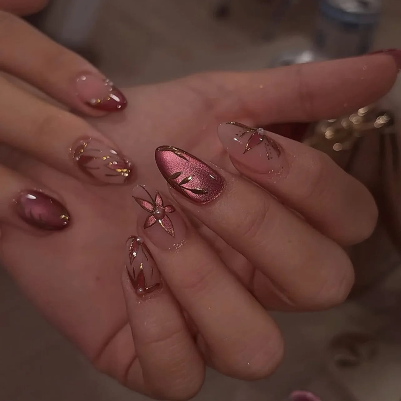 24pcs Glitter Cat Eye Fake Nails Medium Almond False Nails Golden Irregular Line Nail Art French Flower Pearl Press on Nails (C)