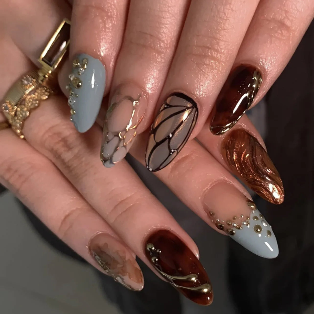 24pcs Glitter Cat Eye Fake Nails Medium Almond False Nails Golden Irregular Line Nail Art French Flower Pearl Press on Nails (C)